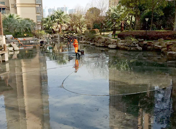 三角镇景观池淤泥清理