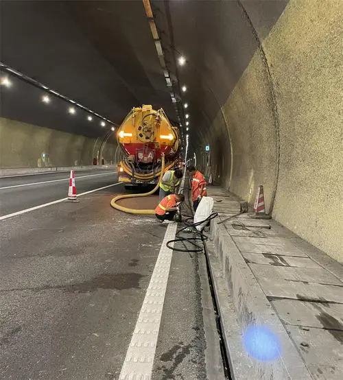 三角镇隧道排水渠清淤